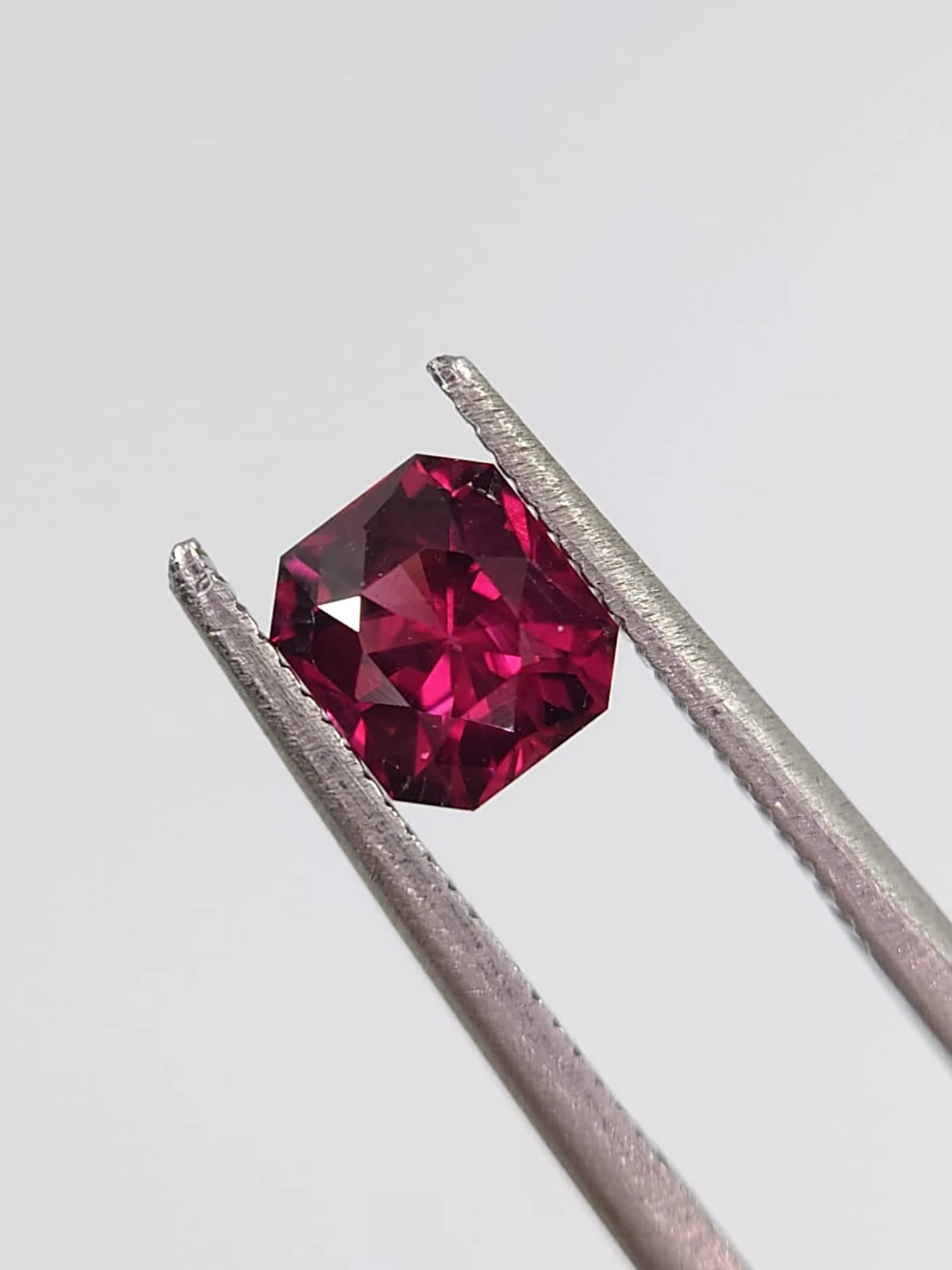 0.95ct Natural Rhodolite Garnet From Africa — view 3